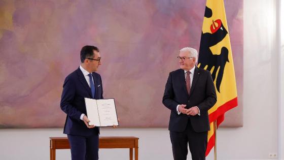 Bundesminister Özdemir erhält die Ernennungsurkunde von Bundespräsident Frank-Walter Steinmeier