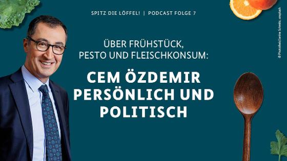 Blauer Hintergrund darauf Freisteller von Obst, Gemüse und einem Kochlöffel mit der Aufschrift "Spitz die Löffel! Der neue IN FORM-Podcast für eine gesunde Ernährung" sowie Folge 7 "Cem Özdemir persönlich und politisch