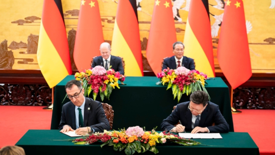 Bundesminister Cem Özdemir und der Minister der Zollbehörde Chinas unterzeichnen Abkommen
