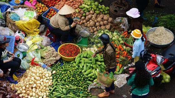 Blick von oben auf einen Marktstand in Vietnam