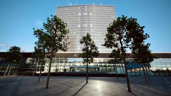 Das Gebäude des Internationalen Kongresszentrums in Luxemburg. Davor stehen einige Bäume.